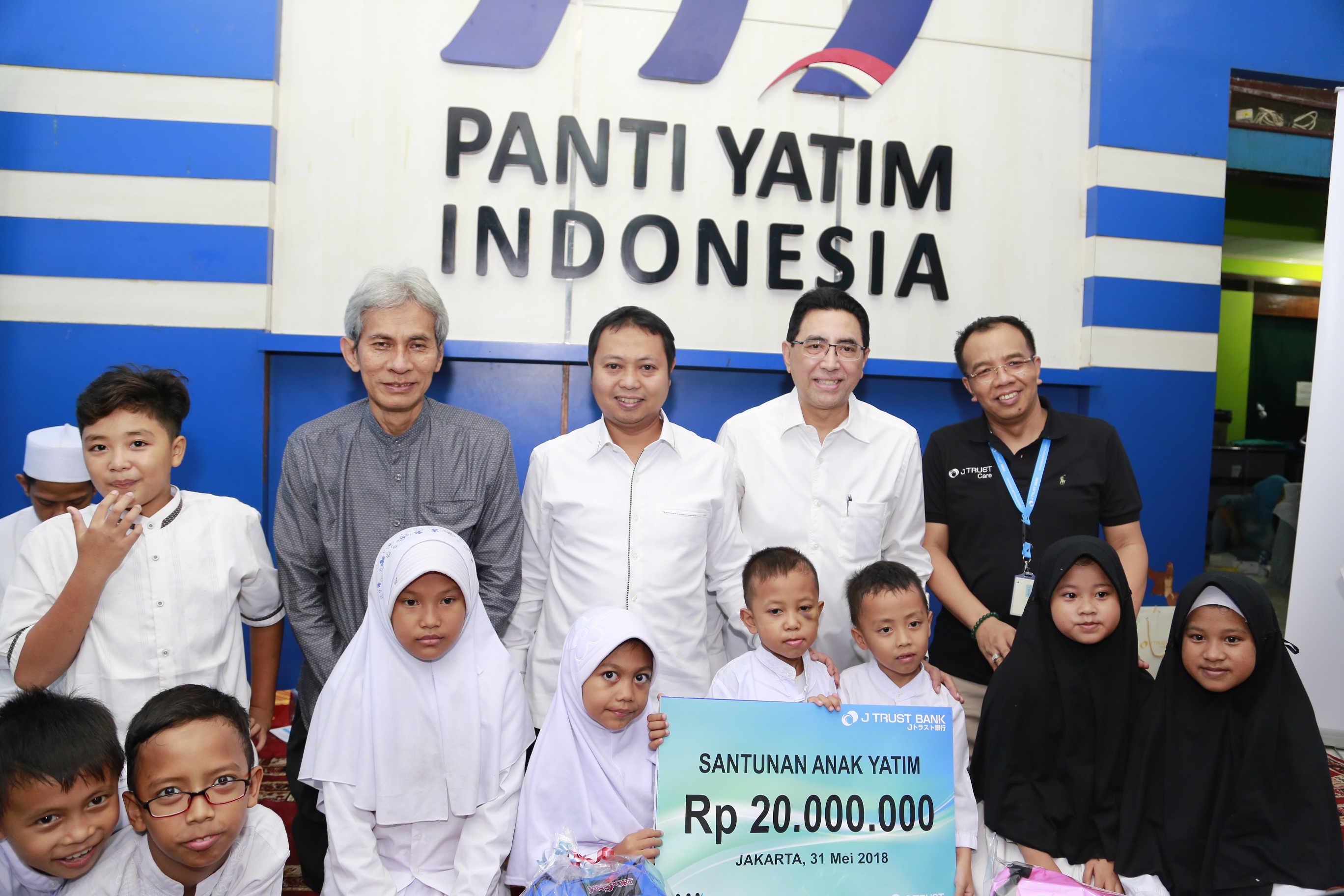J Trust Bank Buka Puasa Bersama Anak Yatim