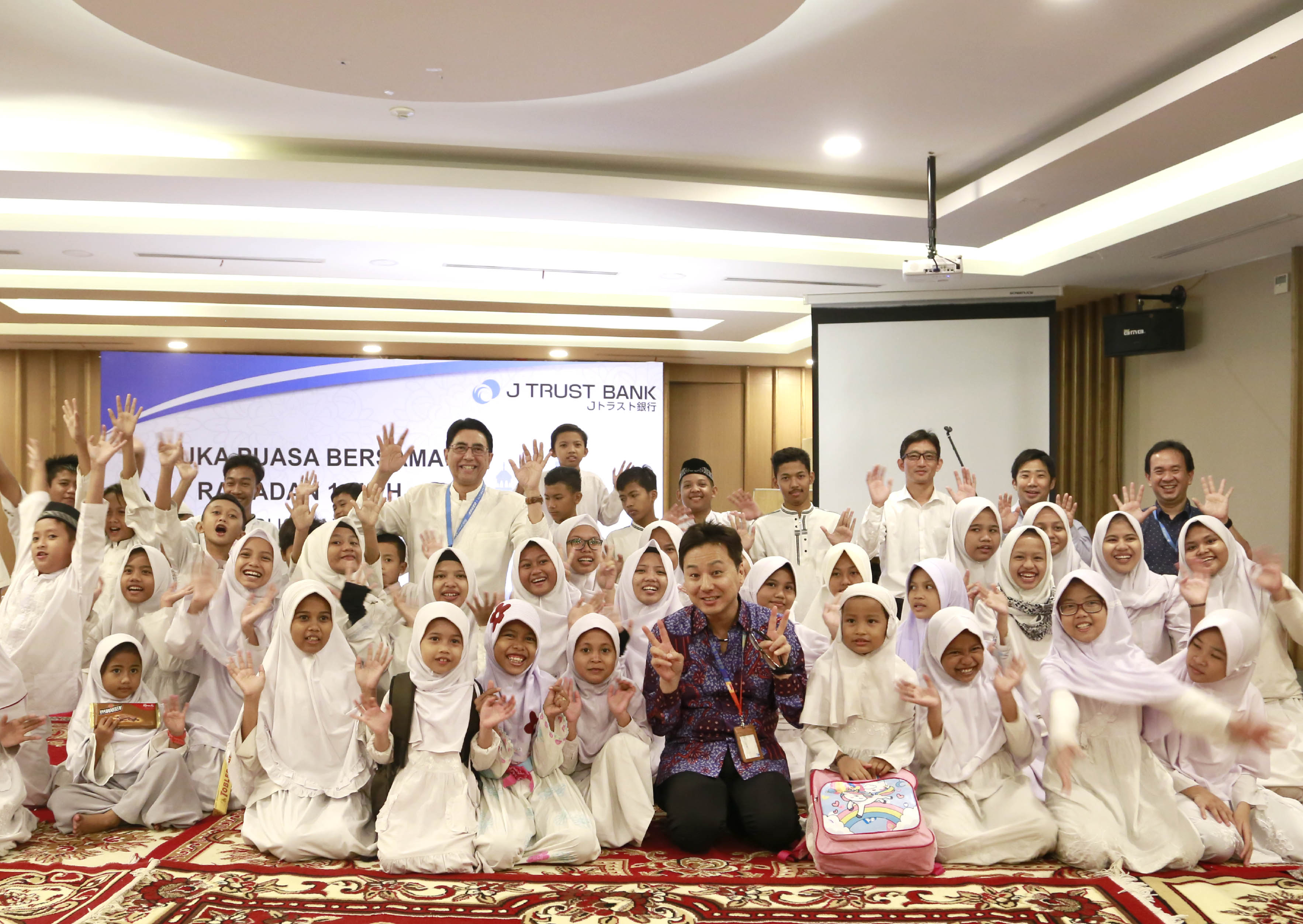 J Trust Bank Berbuka Puasa Bersama Anak Yatim