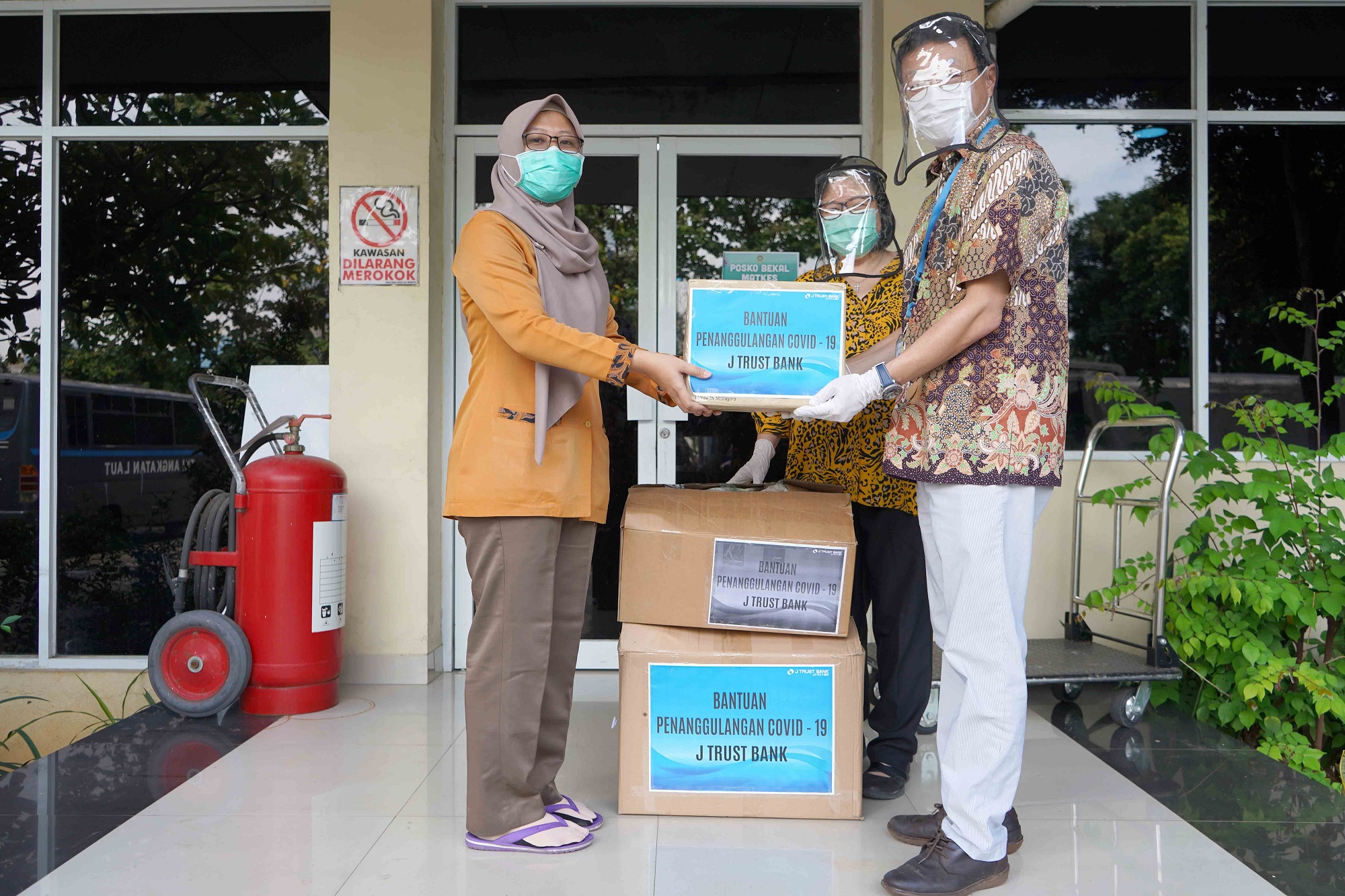 J Trust Bank Salurkan APD Tenaga Medis COVID-19