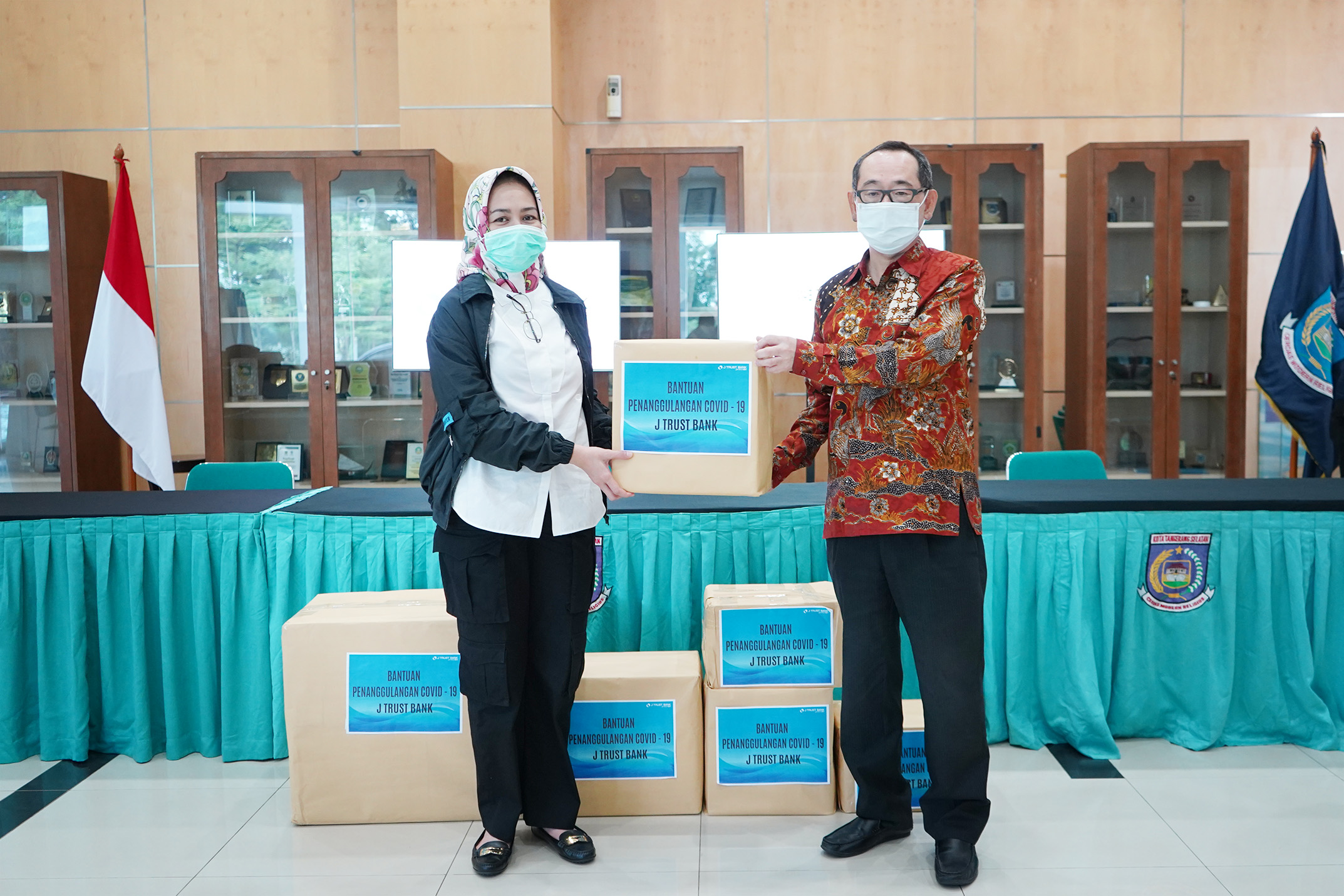 J Trust Bank Salurkan APD & Perlengkapan Medis ke Pemkot Tangerang Selatan