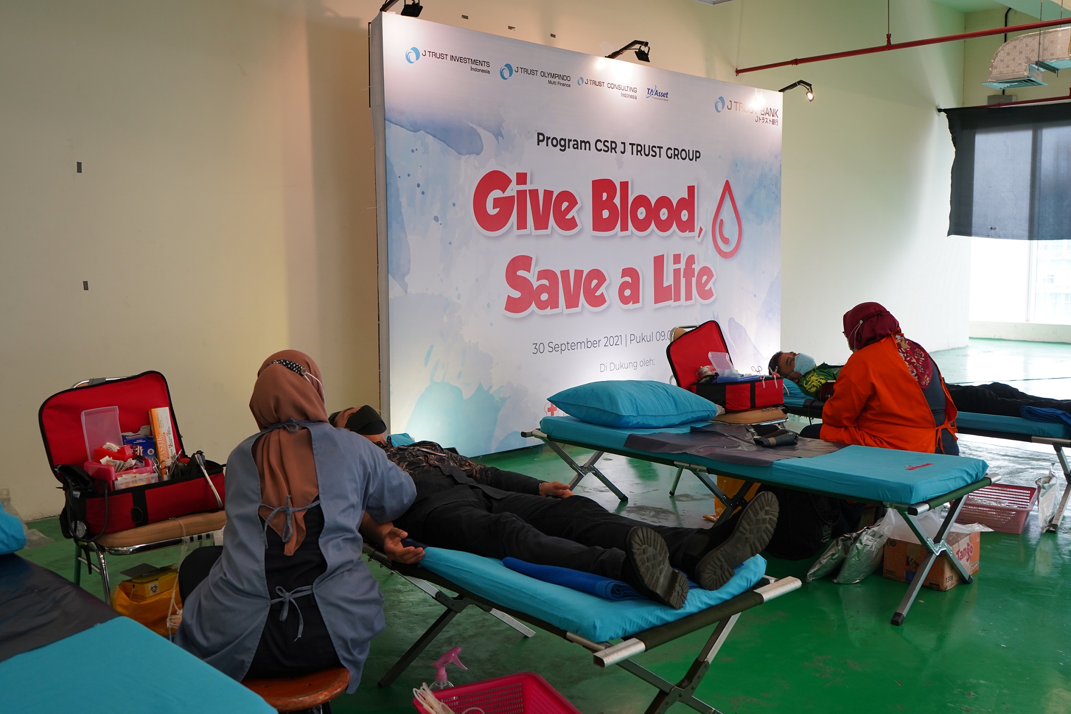 Rayakan HUT Palang Merah Indonesia, J Trust Bank Adakan Donor Darah