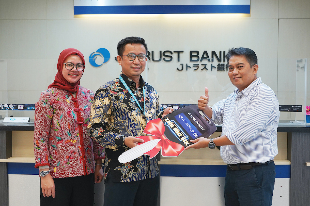 Penyerahan Hadiah Utama Undian The Big Six J Trust Bank