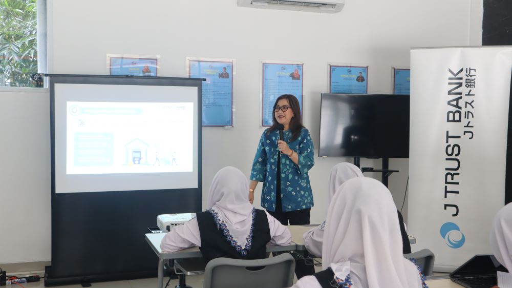 J Trust Bank Dorong Kesadaran Akan Hak Konsumen Melalui Literasi Keuangan di SMK Mitra Industri MM2100