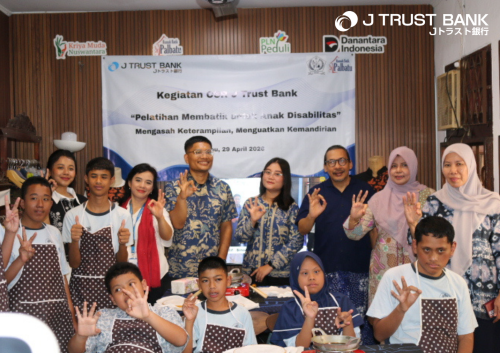 J Trust Bank Perkuat Inklusi Sosial Melalui  Lokakarya Batik bagi Penyandang Disabilitas